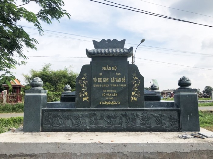 Mẫu mộ đôi bằng đá nguyên khối lắp tại Thái Bình